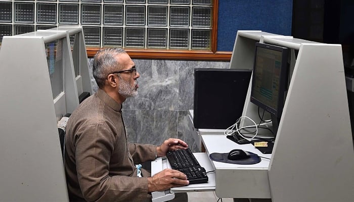 Stockbroker monitors share prices during a trading session at the Pakistan Stock Exchange in Karachi, Pakistan,21 January 2025. — INP