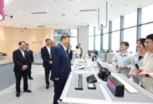 Xi visits an AI product experience store. Photo: Xinhua