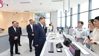 Xi visits an AI product experience store. Photo: Xinhua