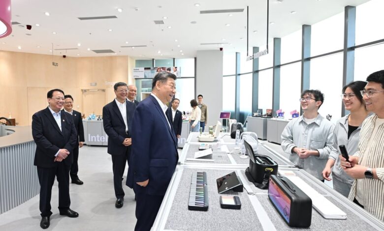 Xi visits an AI product experience store. Photo: Xinhua