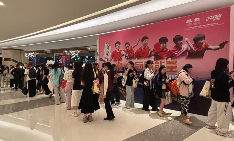 Chinese table tennis fans queue for national team merchandise in Macau. Photo: Lars Hamer