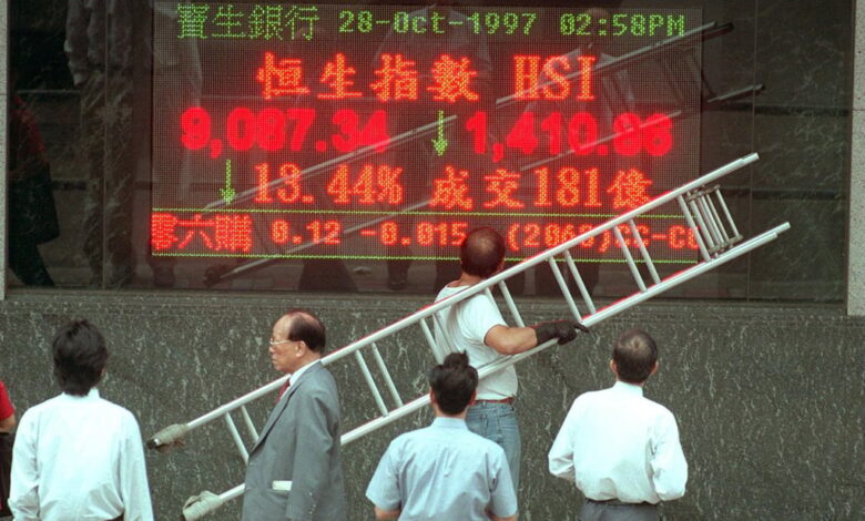 People watch the Hang Seng Index outside Po Sang Bank in Central on October 28, 1997, during the Asian financial crisis. Photo: SCMP
