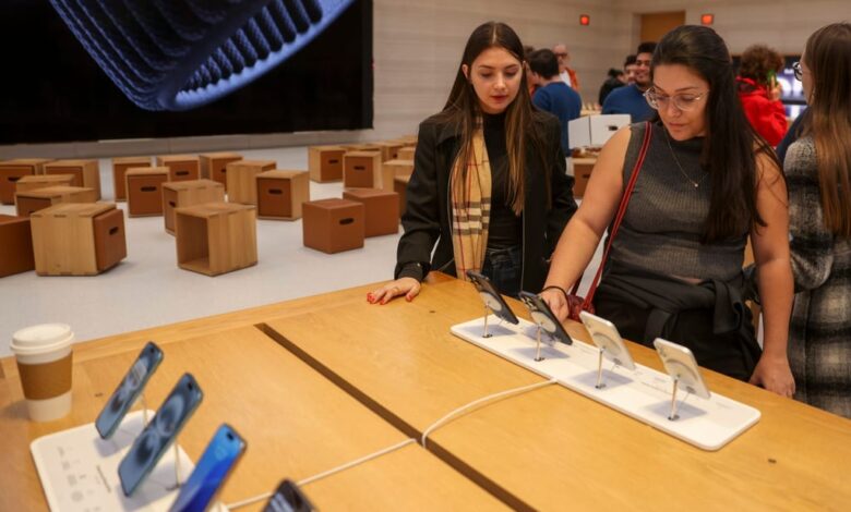 Shoppers browse at an Apple store in New York, on April 4. Photo: EPA-EFE