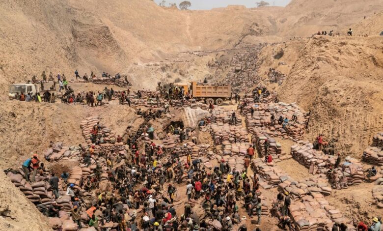 Artisanal miners working at the Shabara artisanal mine near Kolwezi, in the Democratic Republic of Congo, on October 12, 2022. Photo: AFP