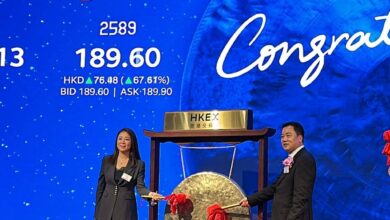 Auntea Jenny’s co-founder and chairman Shan Weijun (right) strikes the ceremonial gong on May 8, 2025. Photo: Aileen Chuang