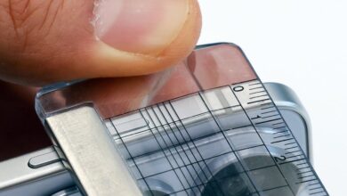 A reporter uses a ruler to measure the thickness of the Galaxy S25 Edge handset. Photo: EPA-EFE