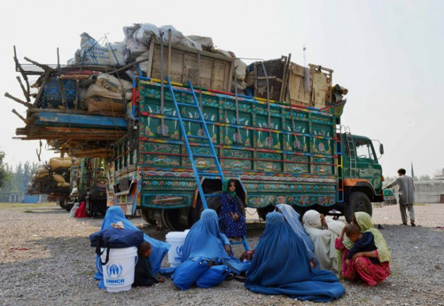 Pakistan starts deporting registered Afghan refugees